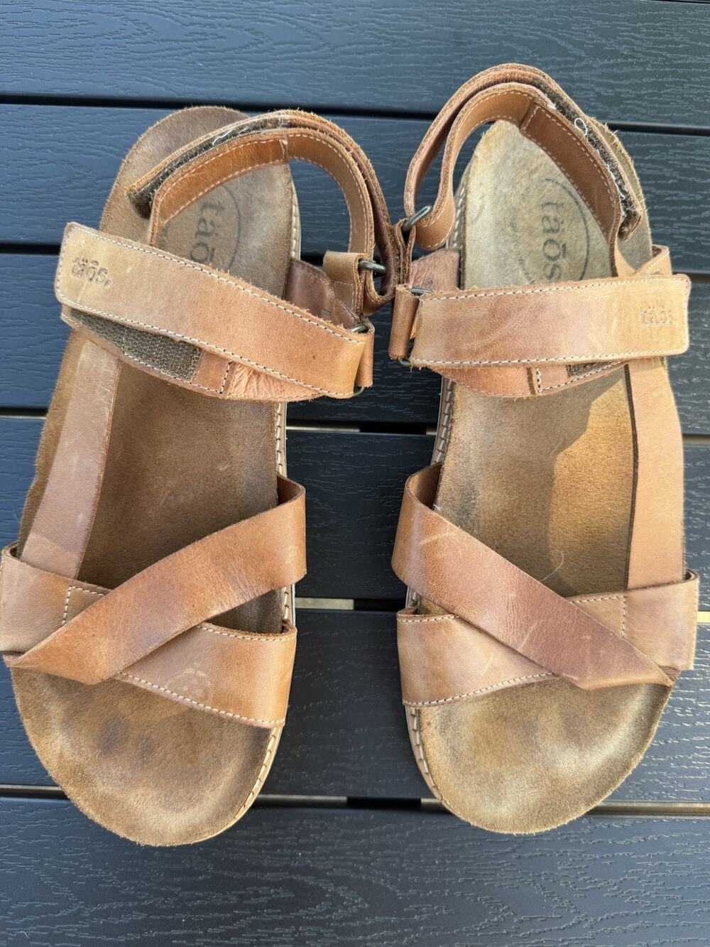 TAOS FOOTWEAR SIDEWAYS SANDALS CARAMEL COLOR SIZE 11